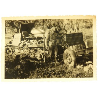 Photo de soldat allemand inspection soviétique « Komsomolets » T-20 tracteur blindé. Espenlaub militaria
